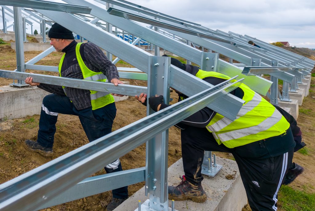 Se montează structura pentru cele 8.000 de panouri: Lucrări în forță la parcul fotovoltaic de la Tirighina 