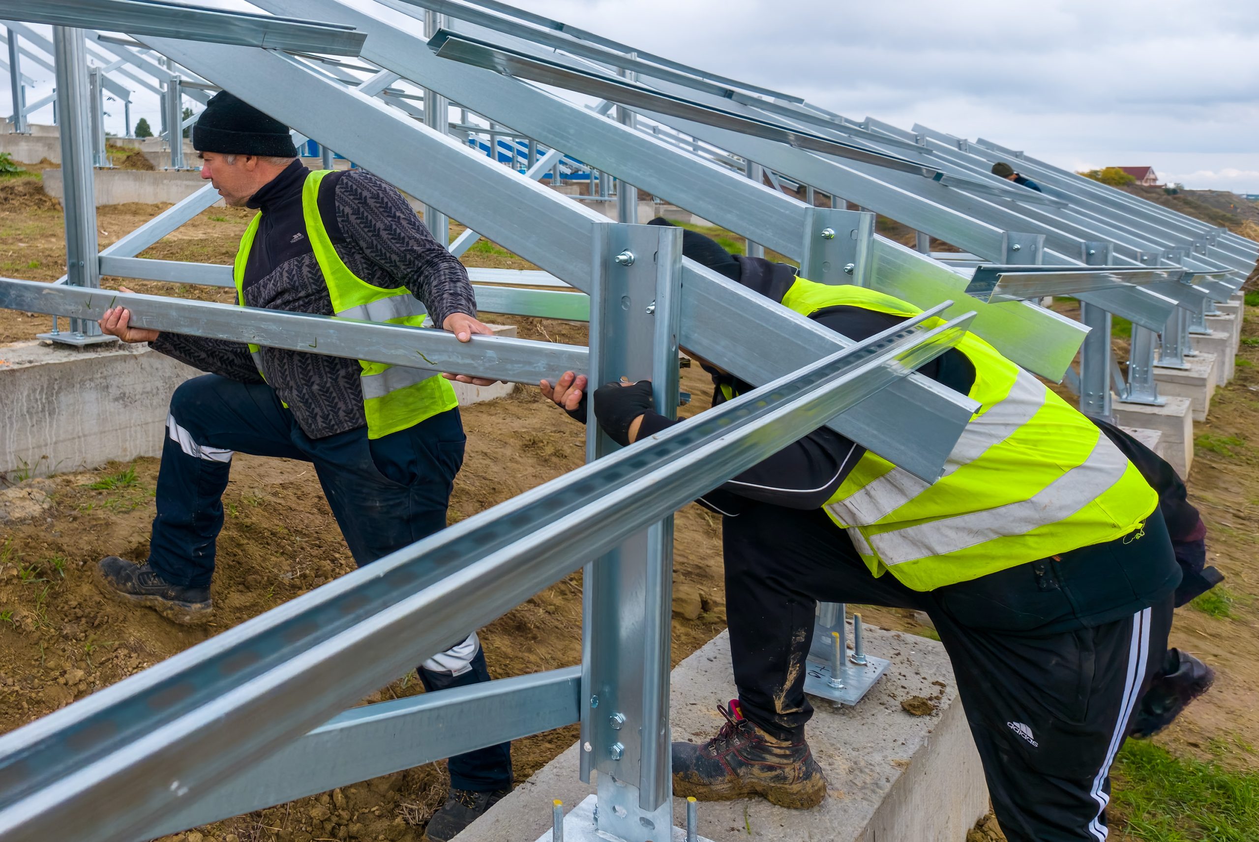 Se montează structura pentru cele 8.000 de panouri: Lucrări în forță la parcul fotovoltaic de la Tirighina 