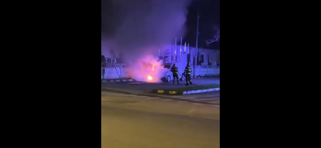VIDEO: Mașină în flăcări la Tecuci