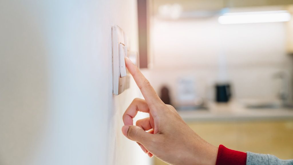 Paradox energetic naţional: Românii reduc masiv consumul de electricitate, în timp ce producţia verde şi exporturile explodează