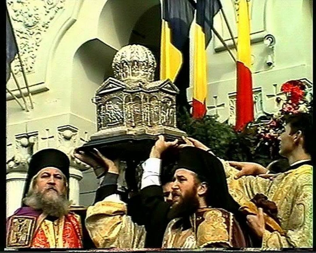 30 de ani de la aducerea moaștelor Sfântului Andrei la Galați: Pelerinaj al Luminii cu torțe și lumânări pe străzile orașului