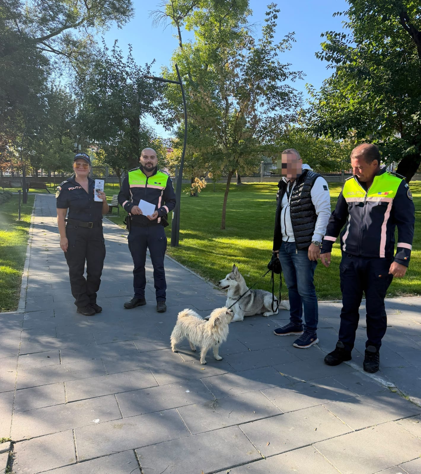 Acțiune a Poliției Animalelor în parcurile din Galați, de Ziua Mondială a Animalelor. Ce obligații au proprietarii