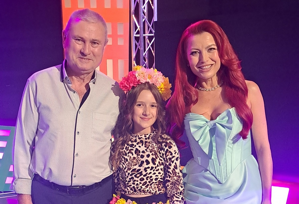 O mică gălățeancă de 9 ani cucerește TVR 1: Sara Elena Tuchilă aduce emoția pe scena „Vedeta Familiei” alături de bunicul ei