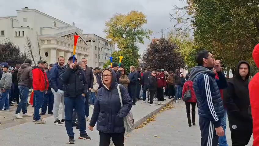 Protest spontan în fața Prefecturii Galați: Peste 300 de siderurgiști de la Liberty au ieșit în stradă înainte de intrarea în șomaj tehnic 