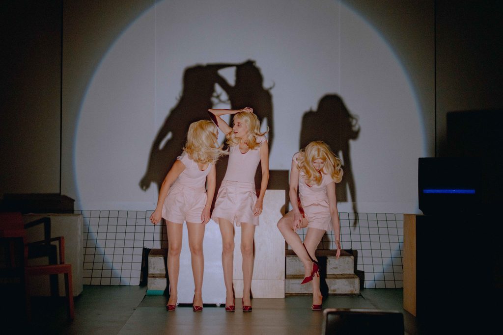 Săptămână spectaculoasă la Teatrul „Fani Tardini”: De la teatru-dans distopic din Cluj şi comedia „Desculţ în parc”, la producţia-fenomen „Regina nopţii”