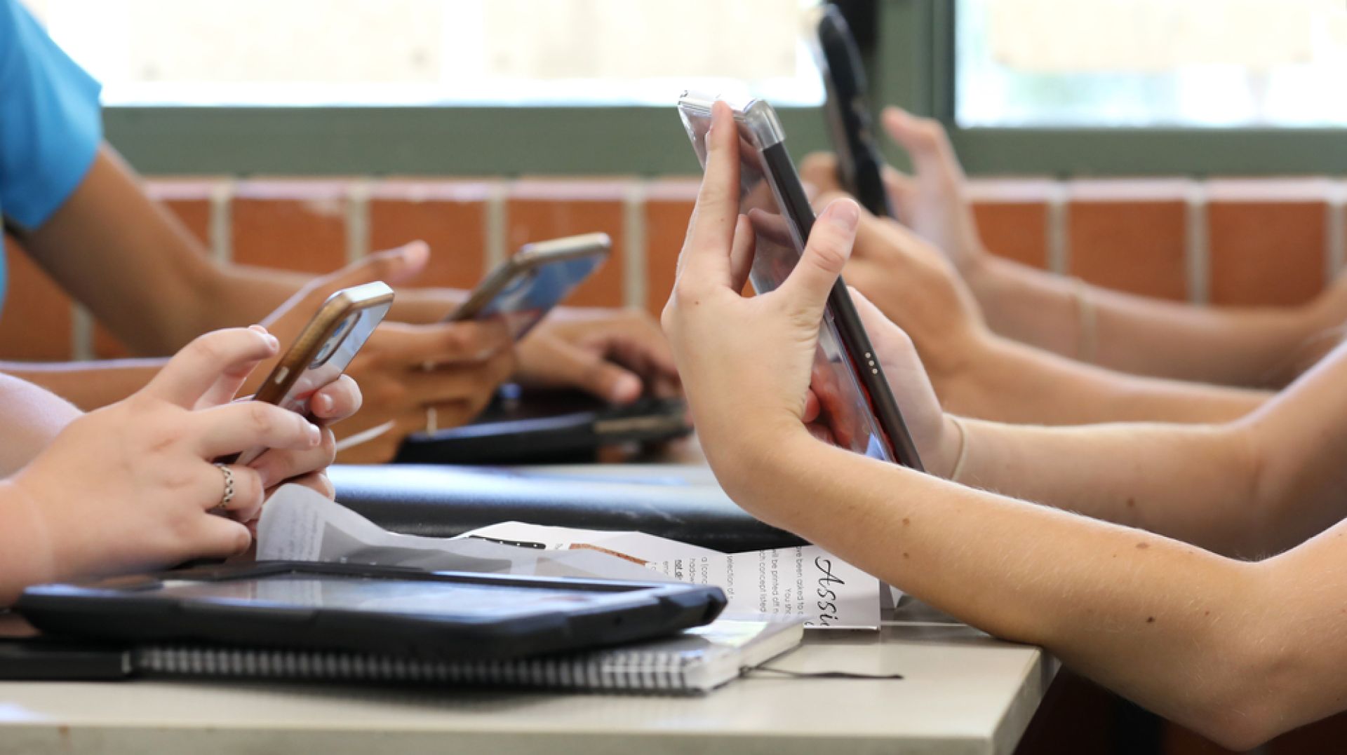 Adevăratul pericol al smartphone-urilor: Modul în care „scrollăm” ne distruge memoria, somnul şi postura corporală