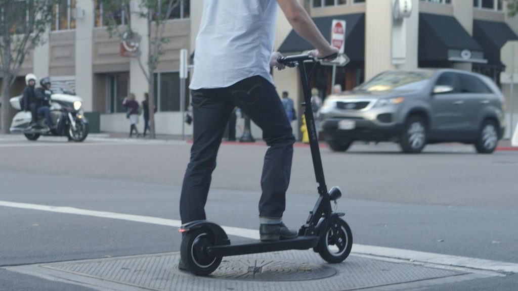 Măsură fermă în Senat: Casca de protecţie devine obligatorie pentru toţi conducătorii de trotinete şi biciclete electrice, indiferent de vârstă