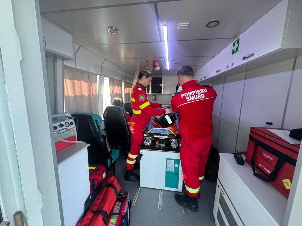 UPDATE: Cinci membri ai echipajului de pe nava lovită în Marea Neagră au fost salvați cu elicopterul Black Hawk. Căutările continuă în interiorul ambarcațiunii